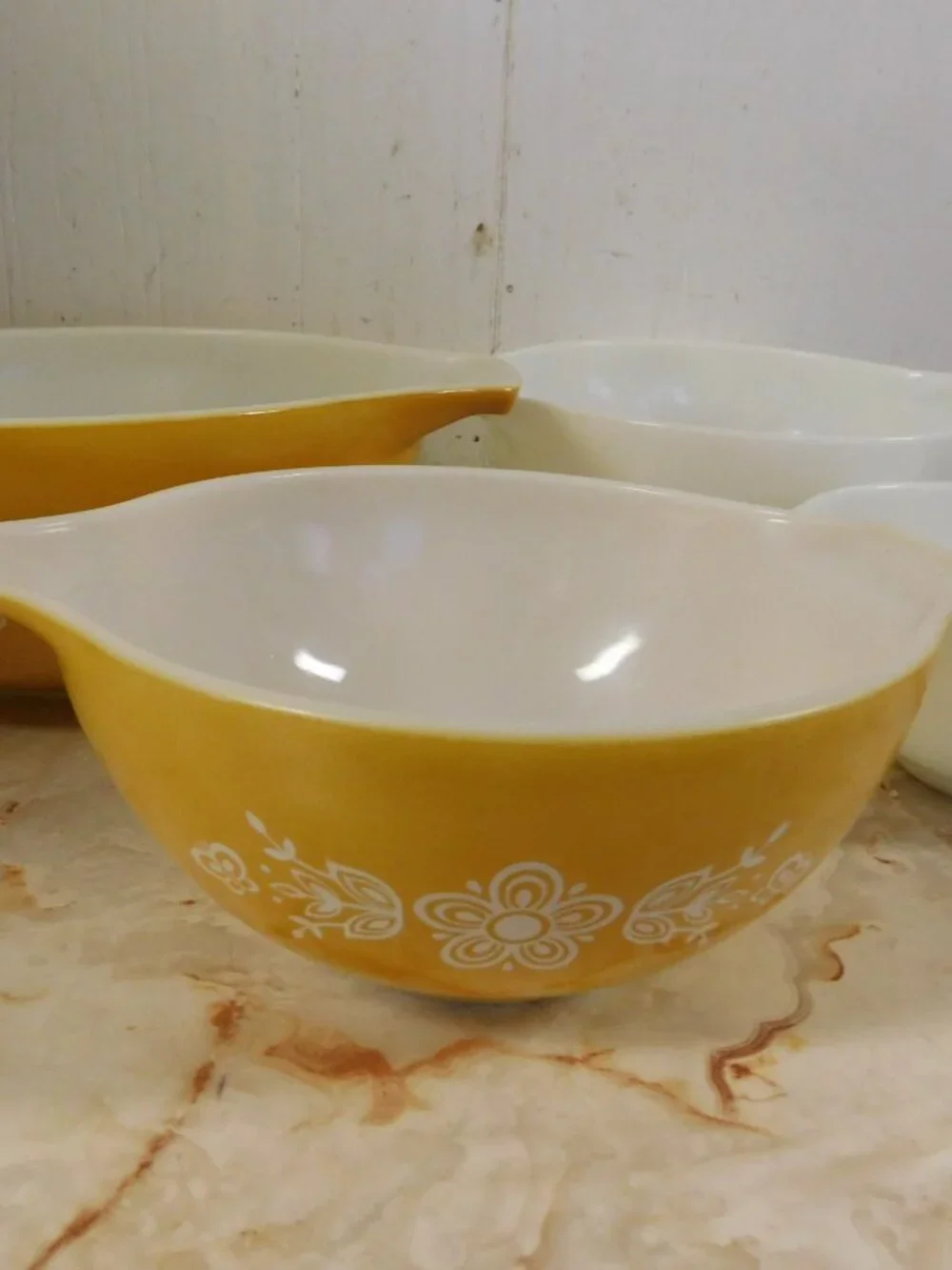 Pyrex Butterfly Gold 4 pc Nesting Cinderella Mixing Bowl Set